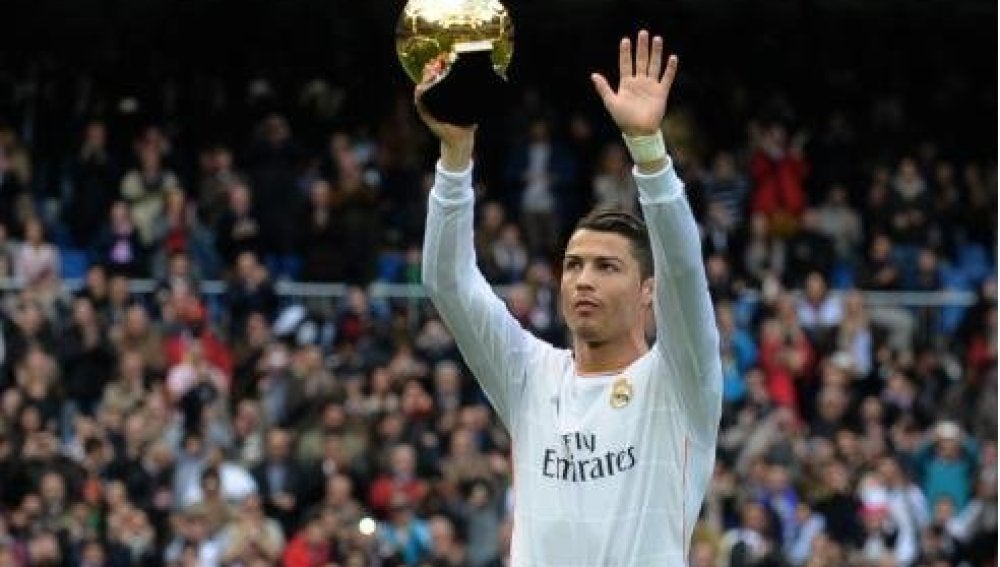 Ronaldo ofrece al Bernabéu el Balón de Oro