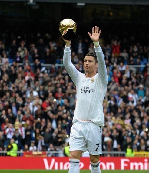Cristiano ofrece su cuarto Balón de Oro al Santiago Bernabéu arropado por Figo, Zidane, Ronaldo, Owen y Kopa Cristiano ofrece su cuarto Balón de Oro al Santiago Bernabéu arropado por Figo, Zidane, Ronaldo, Owen y Kopa