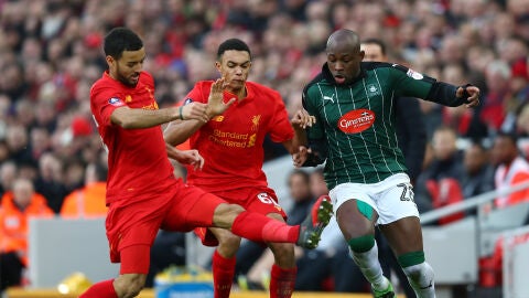 Alexander-Arnold y Kevin Stewart luchando por un bal&oacute;n