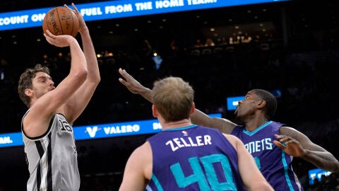 Pau Gasol tira a canasta en el partido ante los Hornets