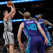 Pau Gasol tira a canasta en el partido ante los Hornets Pau Gasol tira a canasta en el partido ante los Hornets