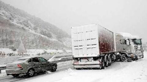 Carretera cubierta por la nieve