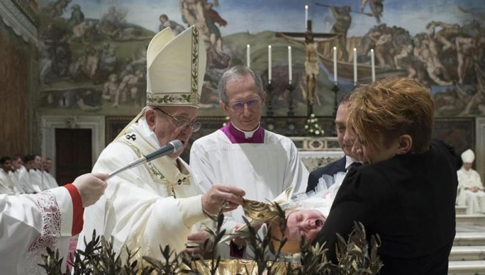 El Papa Francisco durante los bautizos en la Capilla Sixtina