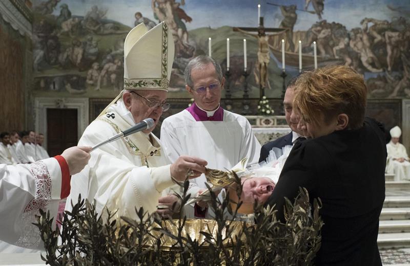 El Papa bautizará este domingo a 34 bebés, 18 niñas y 16 niños, en la Capilla Sixtina El Papa bautizará este domingo a 34 bebés, 18 niñas y 16 niños, en la Capilla Sixtina