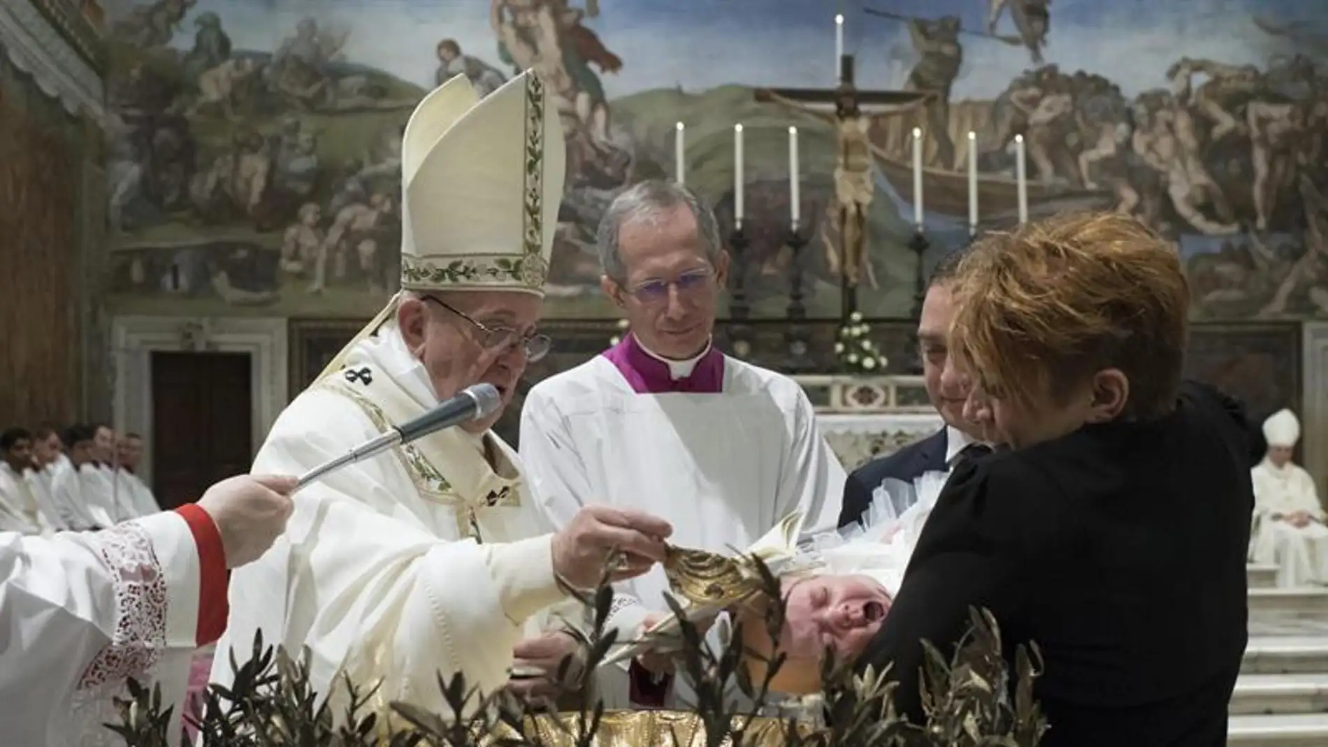 El Papa Francisco durante los bautizos en la Capilla Sixtina