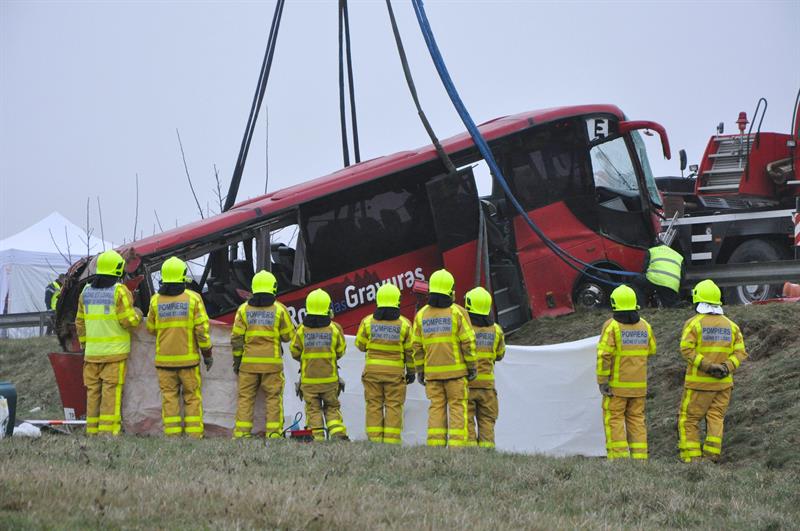 Al menos cuatro portugueses muertos y 28 heridos en un accidente de autocar en Francia Al menos cuatro portugueses muertos y 28 heridos en un accidente de autocar en Francia