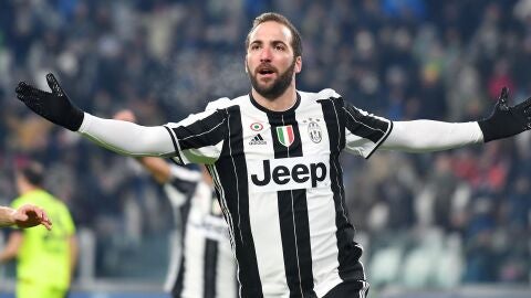 Higua&iacute;n celebrando uno de sus goles
