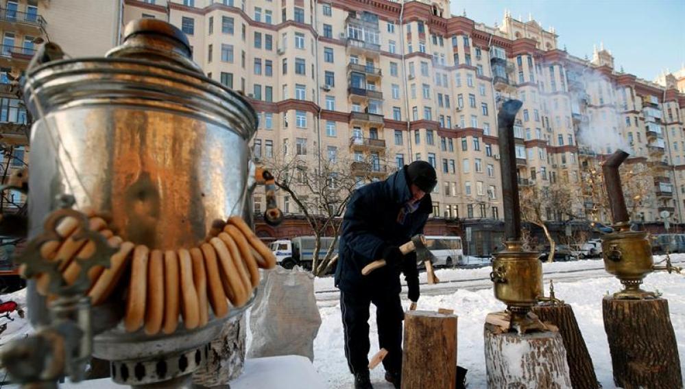 Un hombre ruso prepara té caliente en un recipiente tradicional