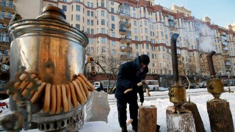 Un hombre ruso prepara t&eacute; caliente en un recipiente tradicional