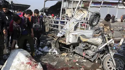 Iraquíes observan restos de sangre tras el atentado de esta mañana en Bagdad Bagdad