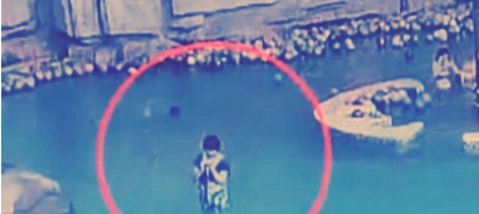 Un niño muere ahogado en una piscina en China mientras su madre miraba el móvil Un niño muere ahogado en una piscina en China mientras su madre miraba el móvil
