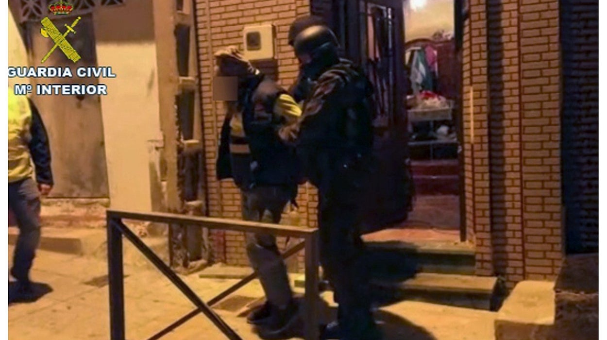 Encuentran un zulo junto al garaje de uno de los detenidos por yihadismo en Ceuta Encuentran un zulo junto al garaje de uno de los detenidos por yihadismo en Ceuta