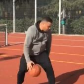 Ronaldo Nazario entrena al baloncesto