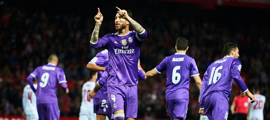 Sergio Ramos hace un gesto a parte de la grada sevillista en el Pizjuán Sergio Ramos hace un gesto a parte de la grada sevillista en el Pizjuán