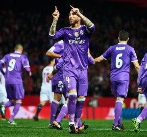 Sergio Ramos hace un gesto a parte de la grada sevillista en el Pizjuán Sergio Ramos hace un gesto a parte de la grada sevillista en el Pizjuán