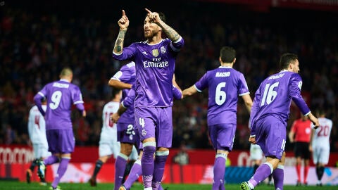 Sergio Ramos hace un gesto a parte de la grada sevillista en el Pizju&aacute;n
