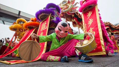 Artistas chinos act&uacute;an durante las celebraciones