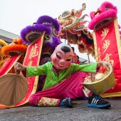 Artistas chinos actúan durante las celebraciones