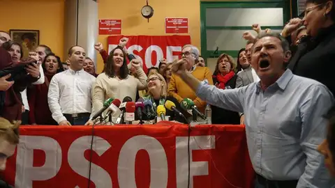 La portavoz de las Plataformas militantes socialistas de España, Nieves Hernández, junto a representantes de las casi 50 plataformas de militantes del PSOE constituidas por toda España en los últimos meses La portavoz de las Plataformas militantes socialistas de España, Nieves Hernández, junto a representantes de las casi 50 plataformas de militantes del PSOE constituidas por toda España en los últimos meses