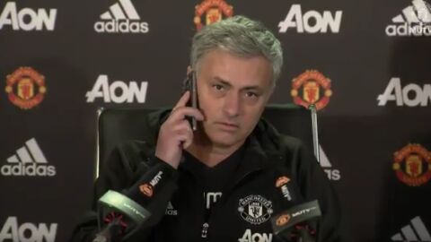Mourinho atendiendo el tel&eacute;fono persona de un periodista en rueda de prensa 