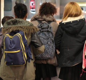Adolescentes en un colegio Adolescentes en un colegio