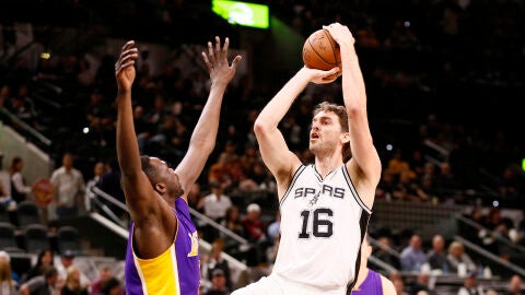 Pau Gasol lanza a canasta ante los Lakers