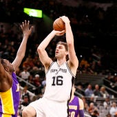 Pau Gasol lanza a canasta ante los Lakers