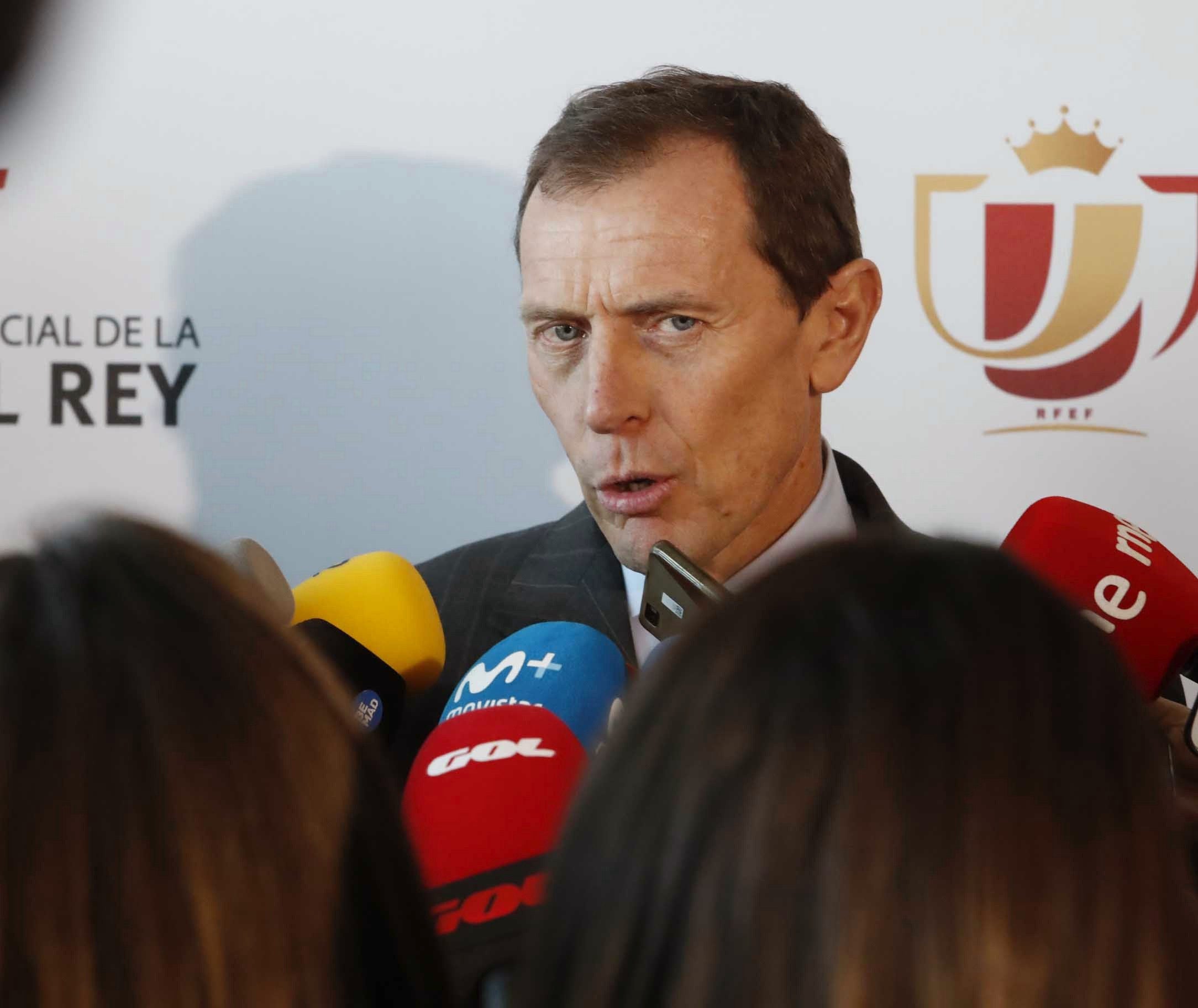 Butragueño: "Ramos quiere mucho al Sevilla y es muy doloroso que vayas a tu casa y te insulten" Butragueño: "Ramos quiere mucho al Sevilla y es muy doloroso que vayas a tu casa y te insulten"