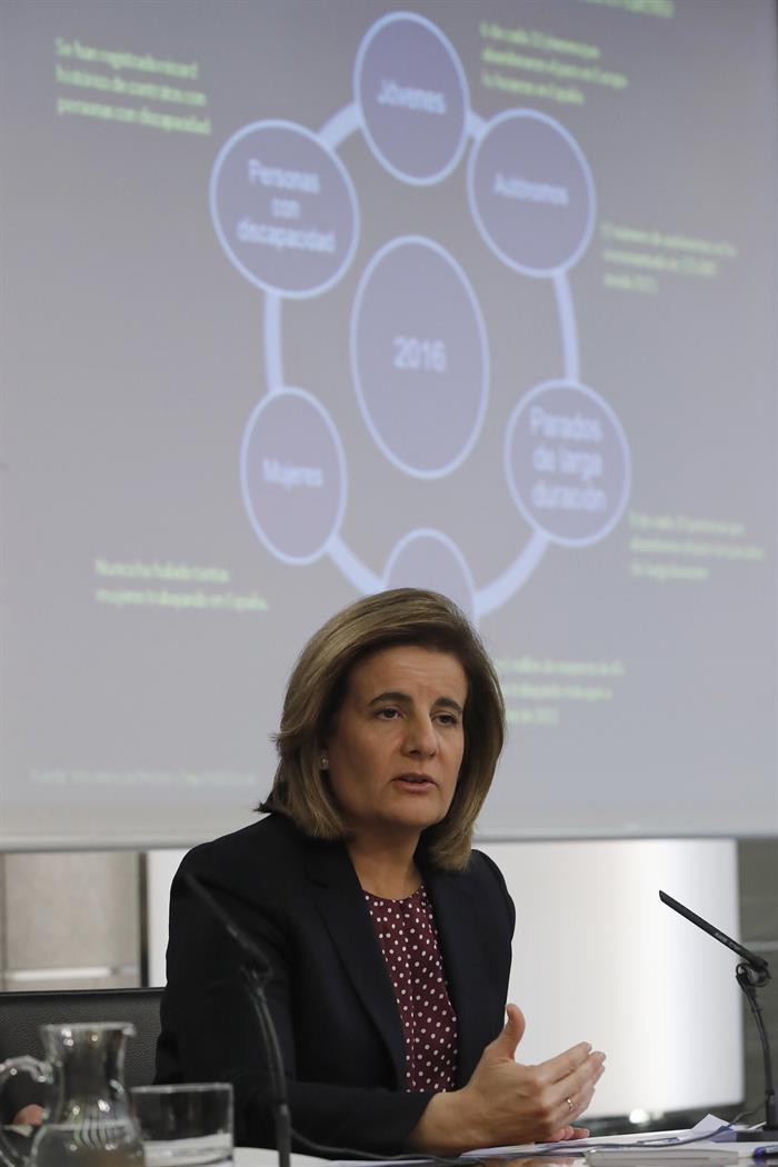 Fátima Báñez dice que los salarios deben seguir "un modelo sano de crecimiento" Fátima Báñez dice que los salarios deben seguir "un modelo sano de crecimiento"