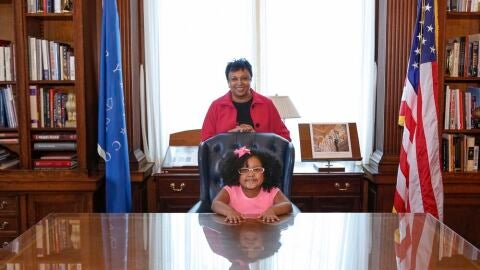 Daliyah Marie Arana en la biblioteca del Congreso de Estados Unidos