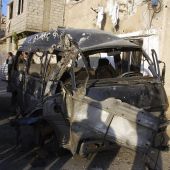 Fotografía distribuida por la agencia de noticias siria Sana que muestra un vehículo calcinado tras un ataque con mortero perpetrado en el barrio residencial de Mezze