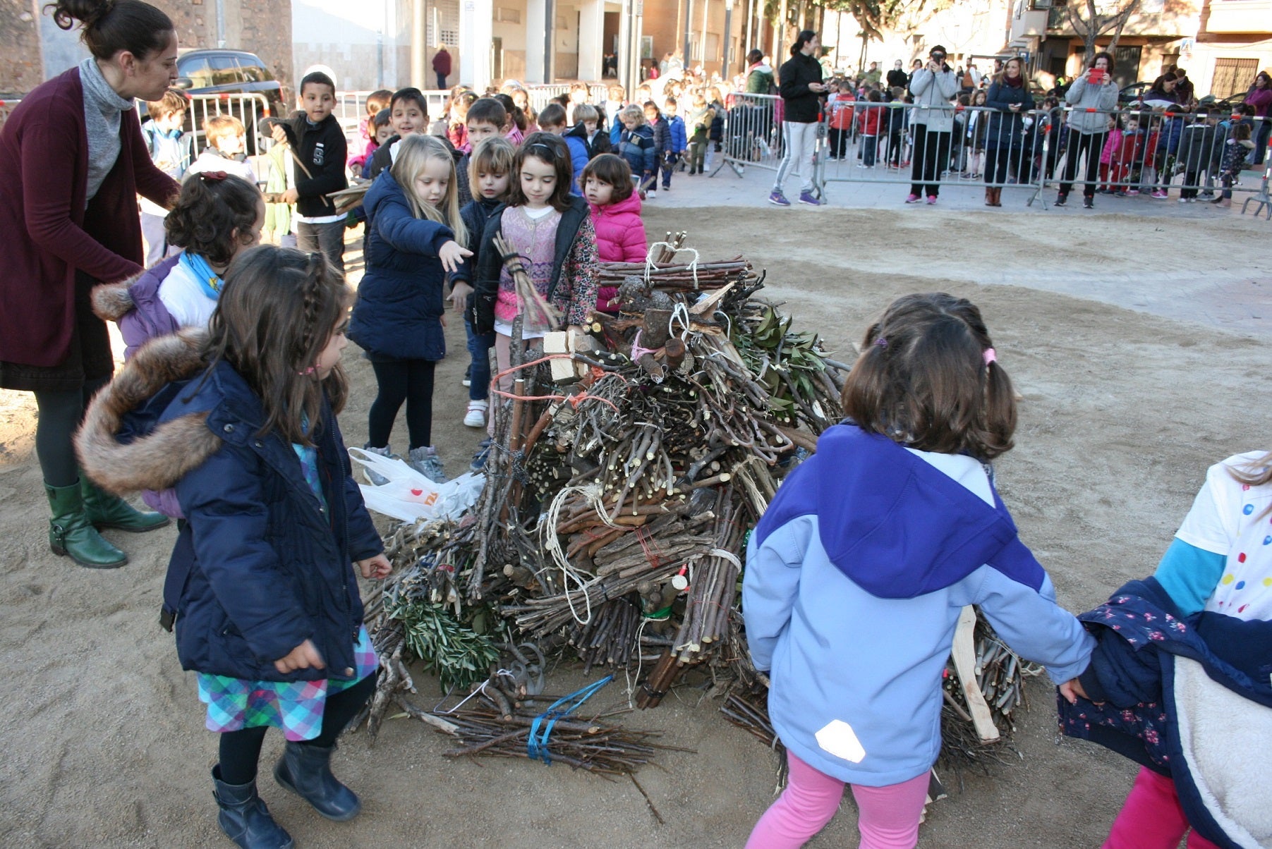 Almassora inicia los actos de Sant Antoni con el traslado de la leña para la hoguera Almassora inicia los actos de Sant Antoni con el traslado de la leña para la hoguera