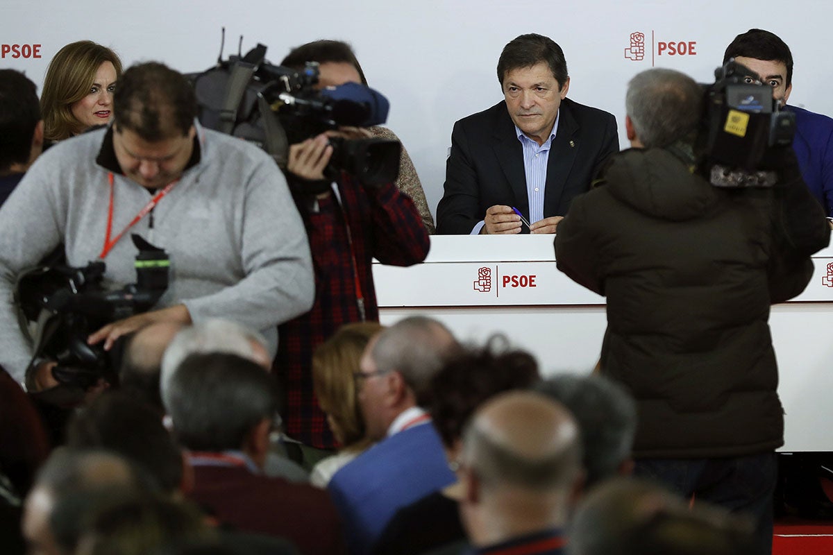 Javier Fernández pide a los socialistas "lealtad y respeto" después de una "temporada de fuego interior y ombliguismo" Javier Fernández pide a los socialistas "lealtad y respeto" después de una "temporada de fuego interior y ombliguismo"