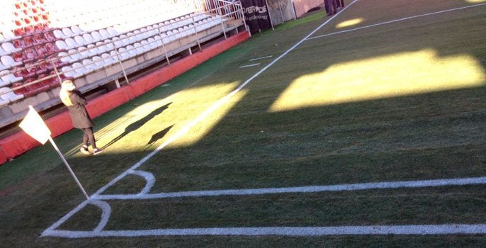 El Rayo Vallecano, obligado a repintar el terreno de juego a falta de media hora de empezar el partido ante el Sevilla Atlético El Rayo Vallecano, obligado a repintar el terreno de juego a falta de media hora de empezar el partido ante el Sevilla Atlético