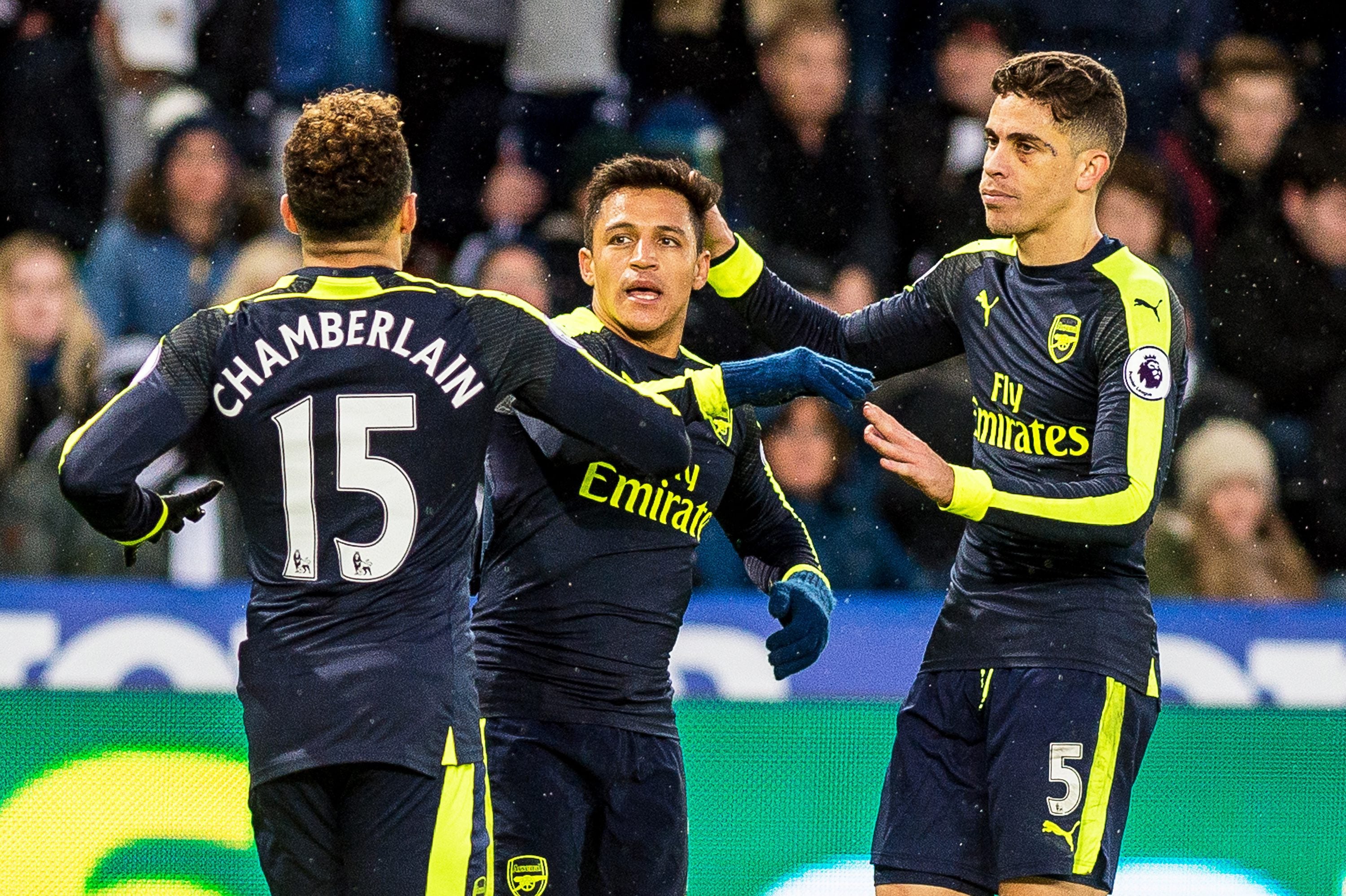 El Arsenal vence al Swansea y se coloca entre los cuatro primeros de la Premier League El Arsenal vence al Swansea y se coloca entre los cuatro primeros de la Premier League