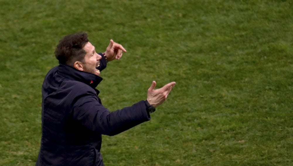 Simeone da instrucciones en la banda