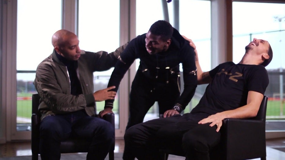 La vacilada de Ibrahimovic a Pogba en plena entrevista con Henry: "Aquí sólo escuchas, no hablas" La vacilada de Ibrahimovic a Pogba en plena entrevista con Henry: "Aquí sólo escuchas, no hablas"