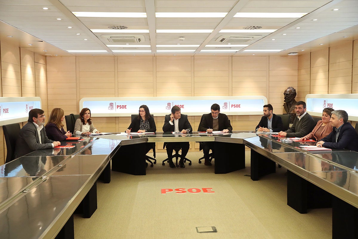 La Gestora del PSOE propone al Comité primarias en mayo y el Congreso el 17 y 18 de junio La Gestora del PSOE propone al Comité primarias en mayo y el Congreso el 17 y 18 de junio