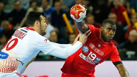 Gedeon Guardiola defiende un ataque de Mosbah Sanai