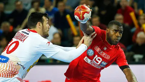 Gedeon Guardiola defiende un ataque de Mosbah Sanai Gedeon Guardiola defiende un ataque de Mosbah Sanai