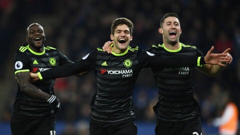 Marcos Alonso celebra un gol ante el Leicester