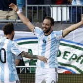 Higuaín celebra un gol con Messi