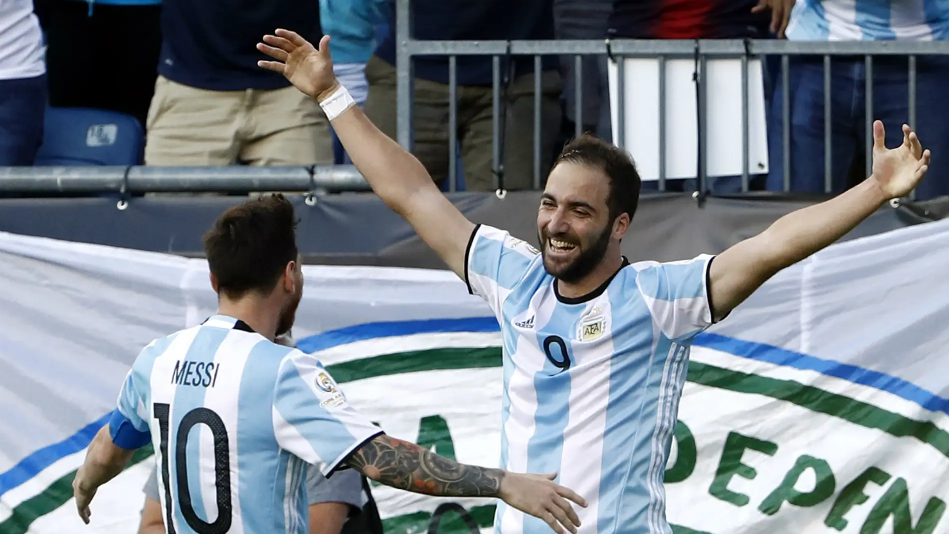 Higuaín celebra un gol con Messi