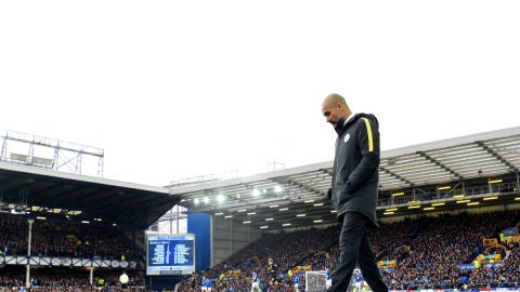 Guardiola camina cabizbajo por Goodison Park