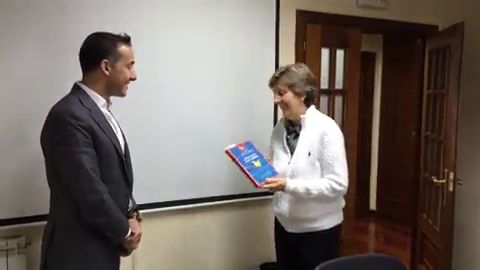 Frame 1.35575 de: Mar&iacute;a Jes&uacute;s &Aacute;lava Reyes regala su libro