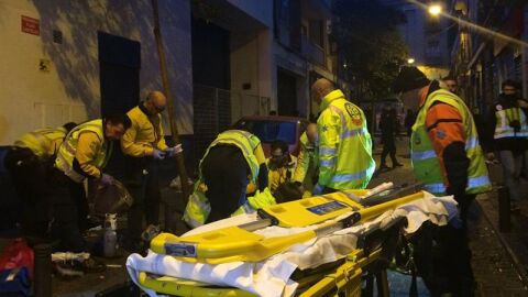 Efectivos del Samur de Protecci&oacute;n Civil que practican maniobras de reanimaci&oacute;n al joven de 25 a&ntilde;os fallecido.