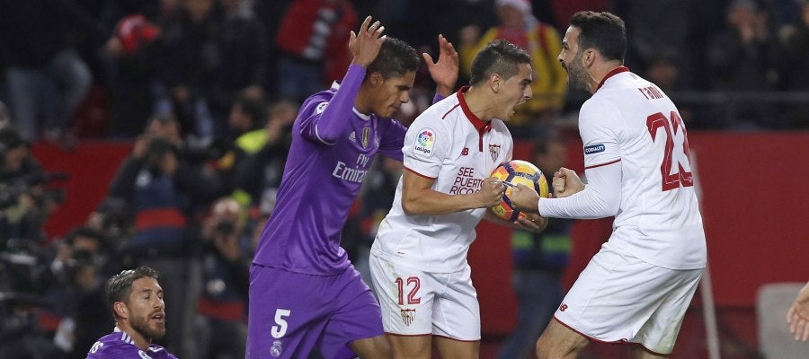 Los jugadores del Sevilla celebran el 1-1 ante el Real Madrid Los jugadores del Sevilla celebran el 1-1 ante el Real Madrid