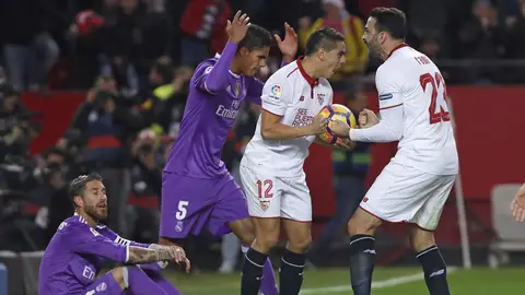 Los jugadores del Sevilla celebran el 1-1 ante el Real Madrid Los jugadores del Sevilla celebran el 1-1 ante el Real Madrid