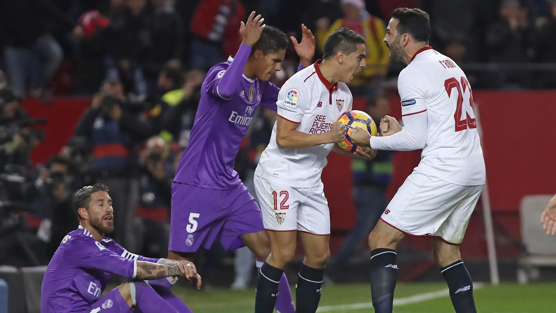 Los jugadores del Sevilla celebran el 1-1 ante el Real Madrid