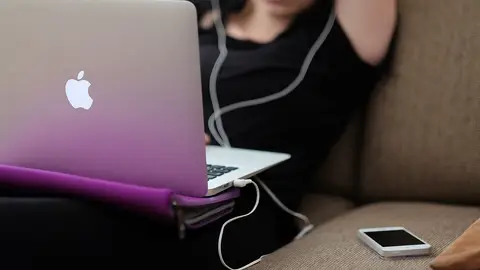 Joven con ordenador Joven con ordenador